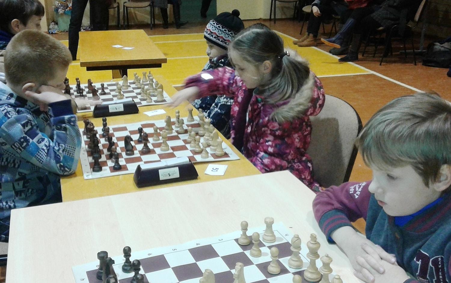 Jo­na­vo­je vy­ko grei­tų­jų šach­ma­tų var­žy­bos / Jaunieji šachmatininkai.
