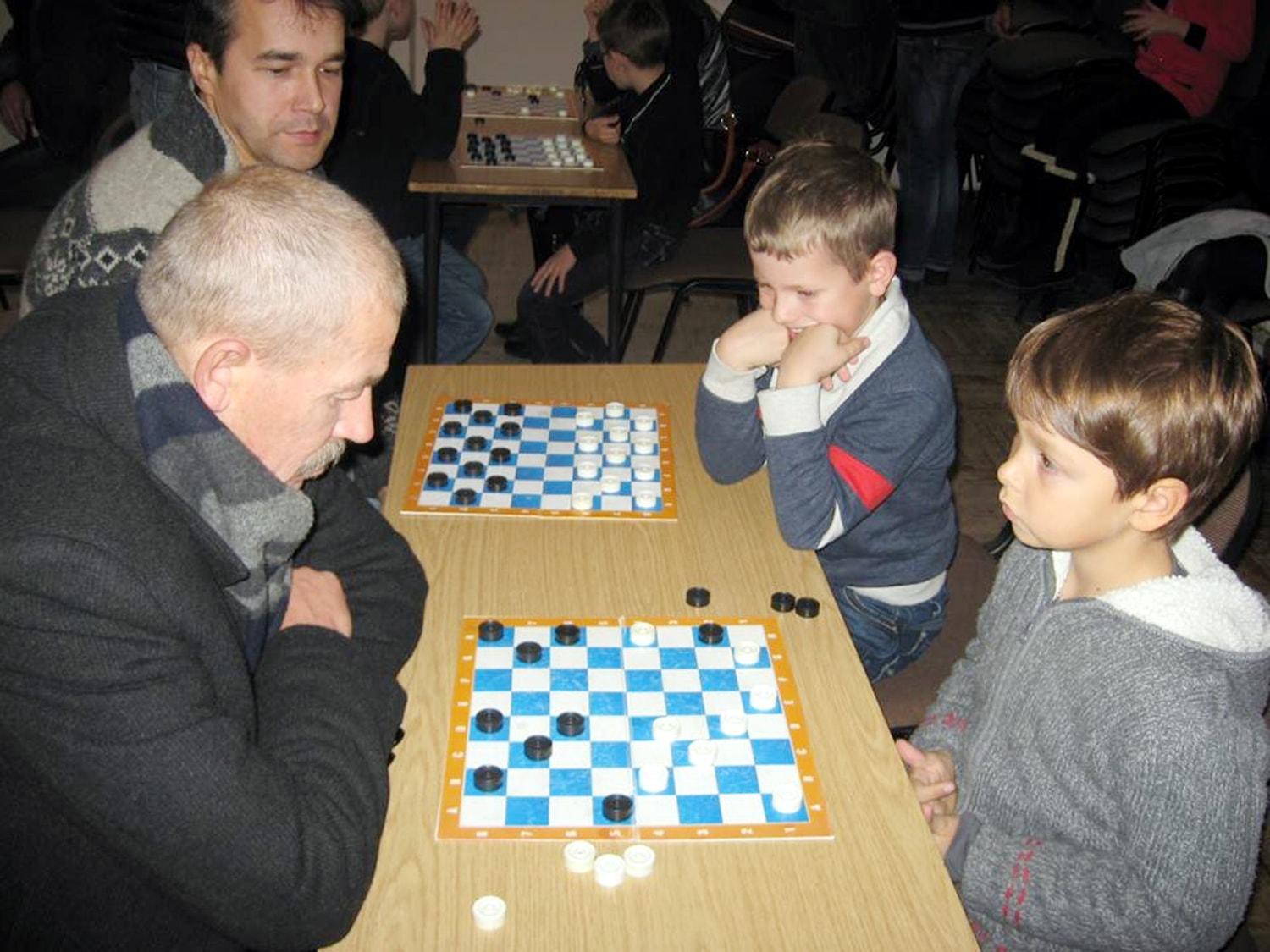 Jonavoje vyko komandinis šeimų šaškių turnyras / Jonavoje vyko komandinis šeimų šaškių turnyras