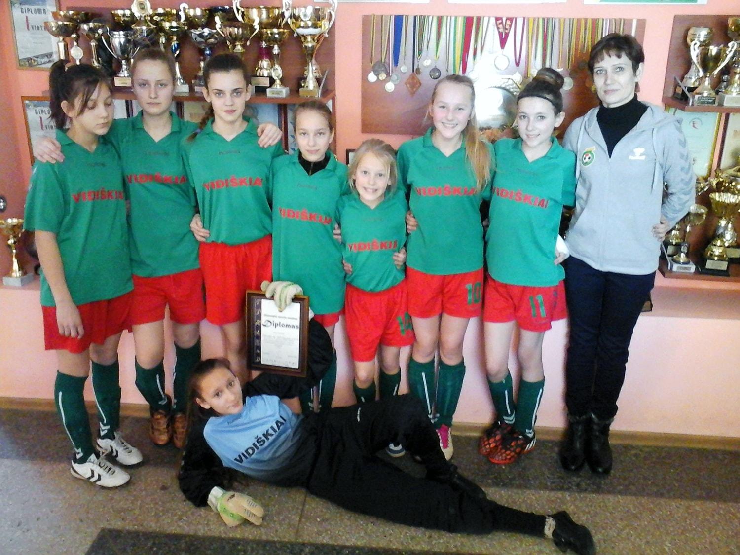 Kai­mo vie­to­vių mer­gai­čių ma­žo­jo fut­bo­lo 5x5 fi­na­li­nės var­žy­bos / Vidiškių pagrindinės mokyklos komanda ir mokytoja Dalia Tamošauskienė.