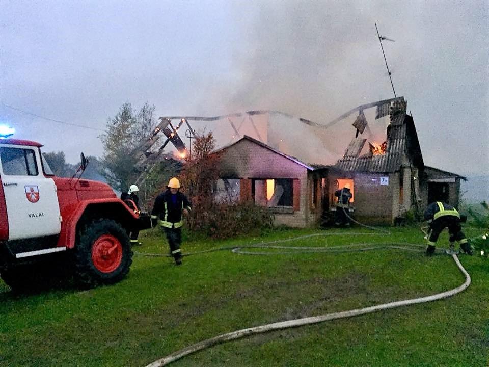Kaime sudegė namas / Ukmergės PGT nuotr.