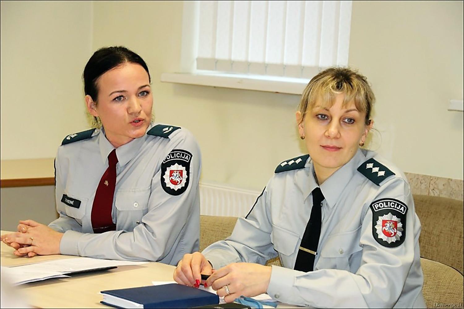 Kalbėta ir apie rajono policijos komisariato veiklą / Susitikime dalyvavo bendruomenės pareigūnės Ingrida Dutkienė ir Daiva Novikienė. Autorės nuotr.