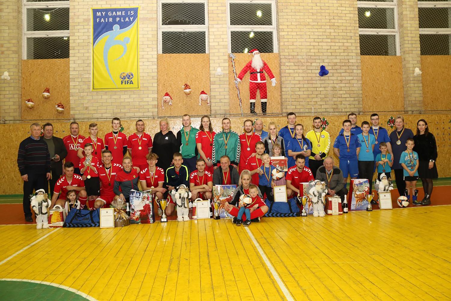 Kalėdinį šeimų turnyrą laimėjo Kaseliai / Kalėdinio šeimų turnyro dalyviai.