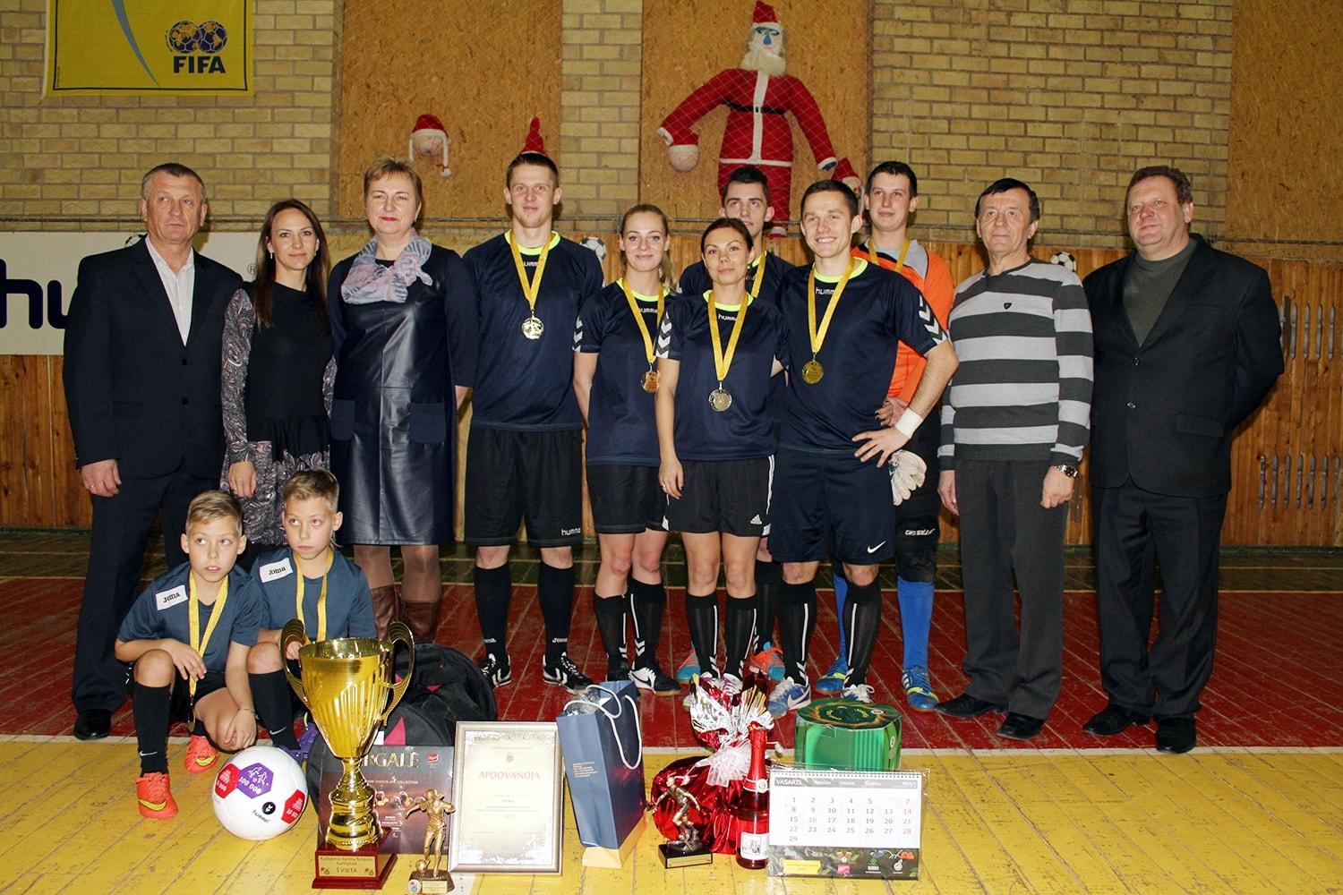 Kalėdinis šeimų futbolo turnyras Šventupėje ir Ukmergėje / Šventes pasitiko sportiškai.