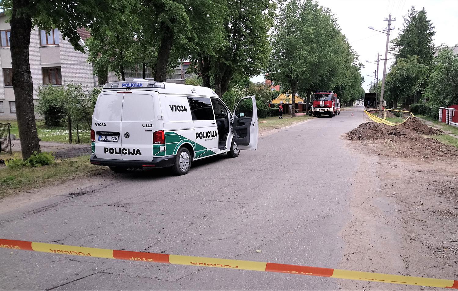 Kasant gatvės grindinį rastas sprogmuo / Gedimino Nemunaičio nuotr. Radus sprogmenį į įvykio vietą atvyko specialiosios tarnybos.