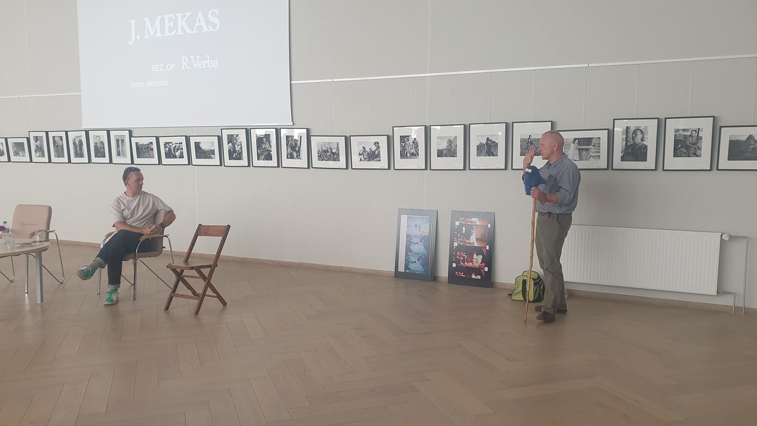 Keliaujanti paroda – Jono Meko atminimui / Autorės nuotr. A. Kulikauskas į parodos atidarymą atsinešė J. Meko daiktų.