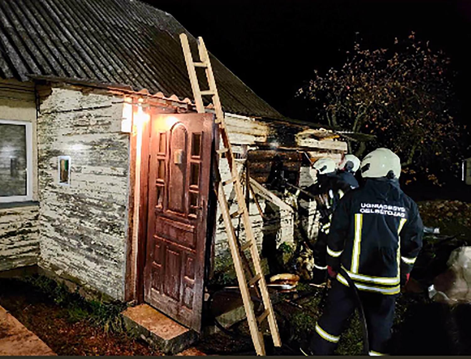 Kilo gaisrai gyvenamuosiuose namuose / Ukmergės PGT nuotr. Gesinamas gaisras Deltuvos seniūnijoje