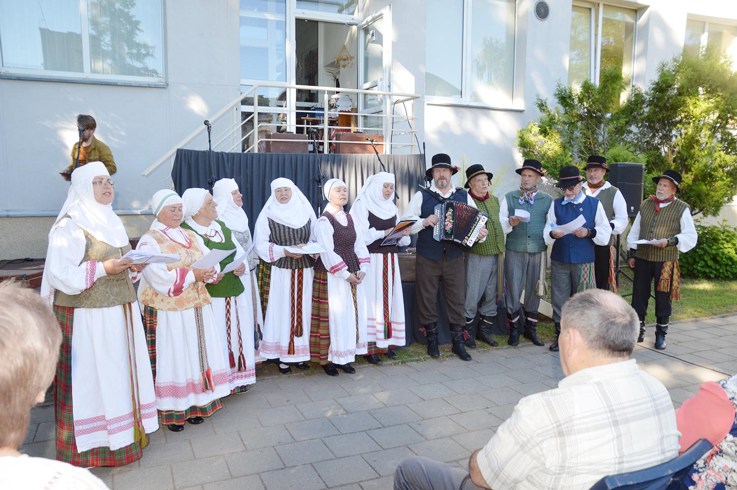 Knygos pristatymu paminėti tremtiniai / Skaudaus Lietuvai laikotarpio dainas dainavo kultūros centro folkloro ansamblis „Pyniava“.  Autoriaus nuotr.