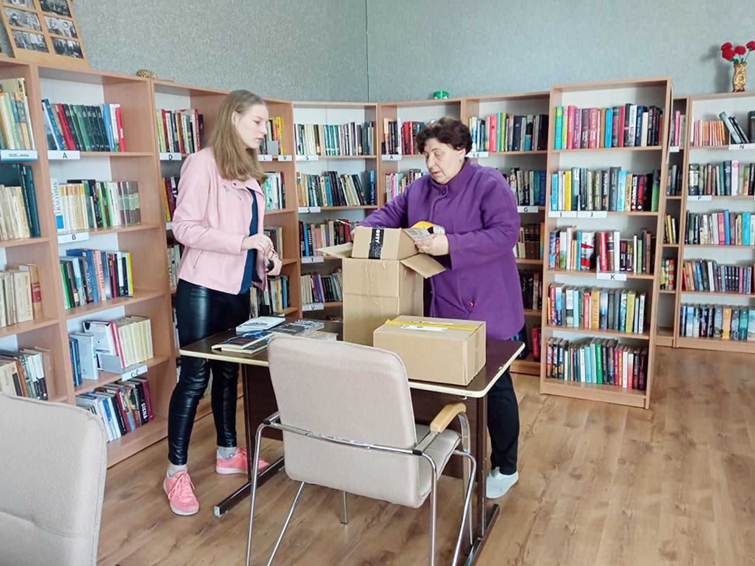 Knygų padovanojo „rotariečiai“ / Valų bibliotekos bibliotekininkė Aldona Gelūnienė (dešinėje) dėkinga Austėjai Astikaitei už dovanas.
