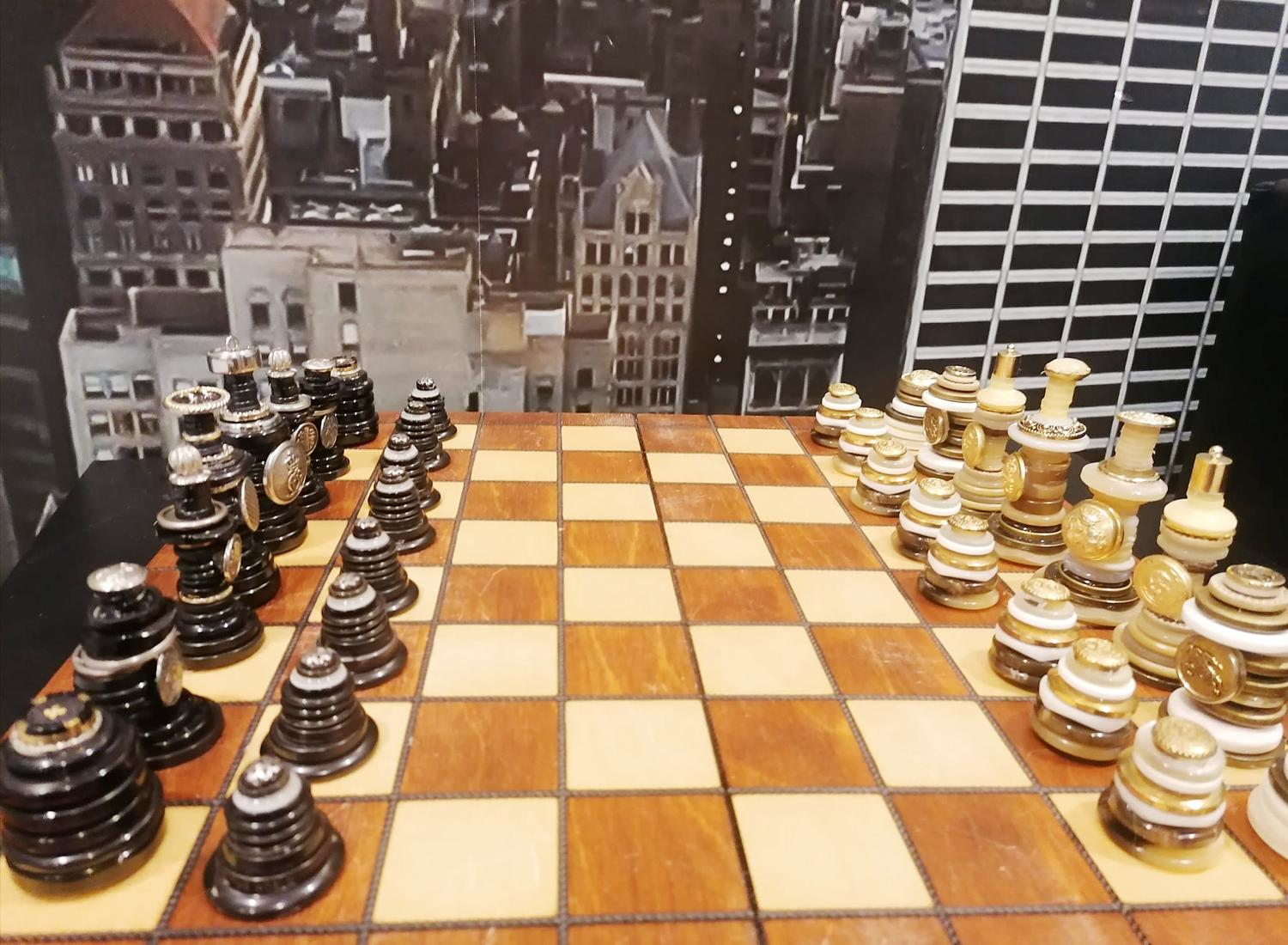 Kolekcijoje – iš sagų pagaminti šachmatai / Originalūs V. Savickienės sukurti šachmatai.