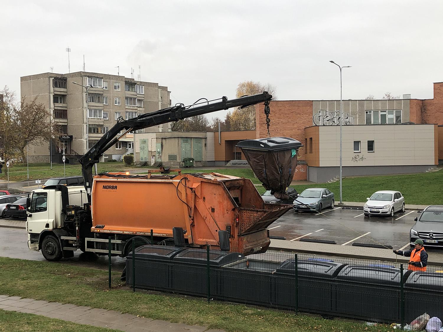 Komunalines atliekas rajone jau tvarko Ukmergės autobusų parkas / Mišrias komunalines atliekas rajone tvarko UAB Ukmergės autobusų parkas.