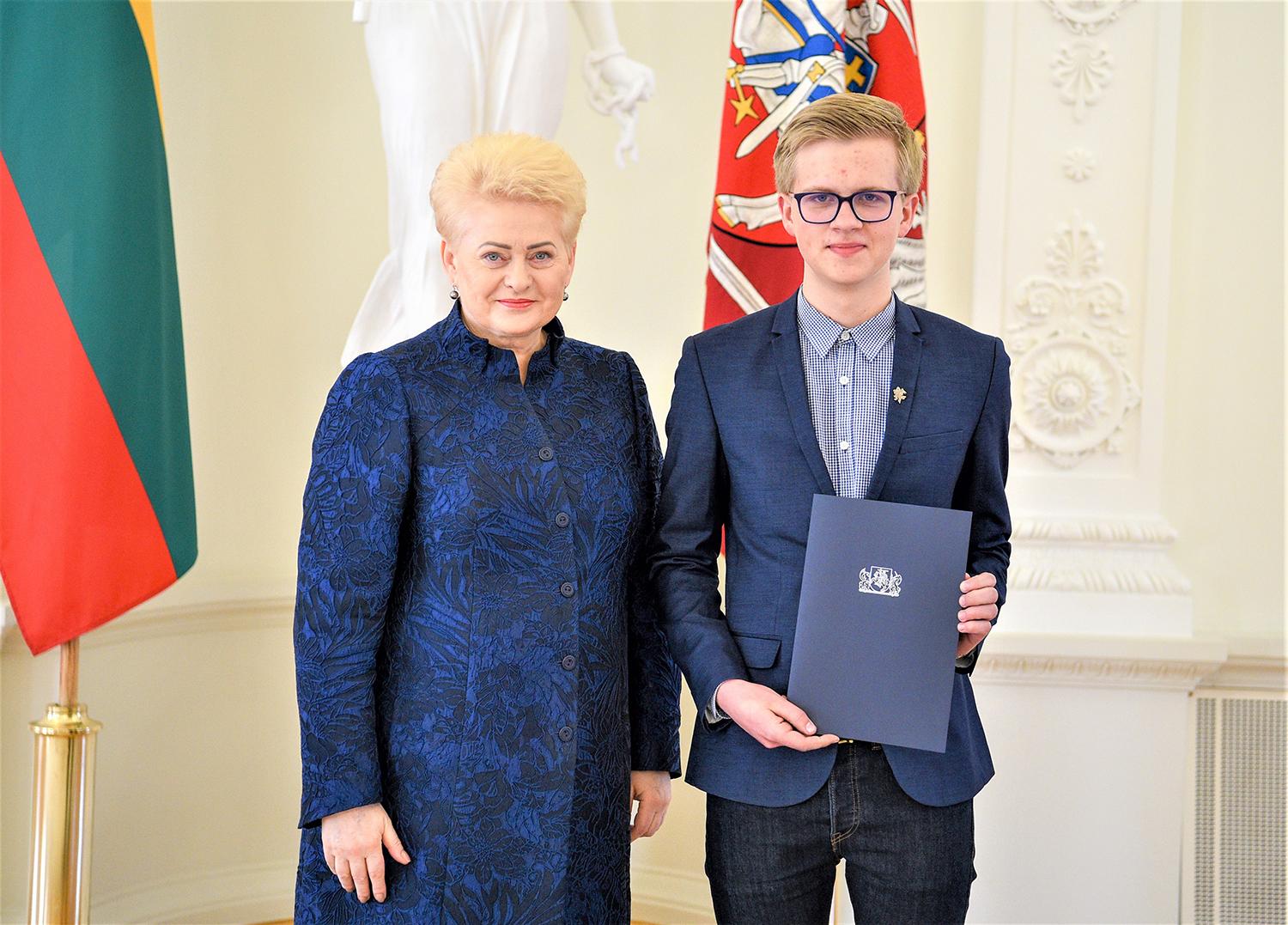 Konkursai ir pergalės tapo moksleivio kasdienybe / Pijus Brazinskas prezidentūroje su Prezidente Dalia Grybauskaite.Asmeninio archyvo nuotr.