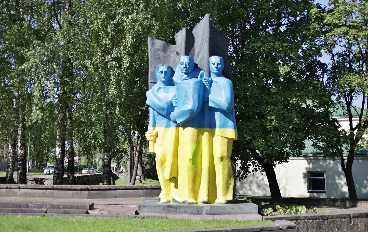 Konsultacija su gyventojais: ką daryti su sovietiniu palikimu – skulptūra „Vėliavnešiai“? / 614 94781.    Ukmergės rajono savivaldybės administracija