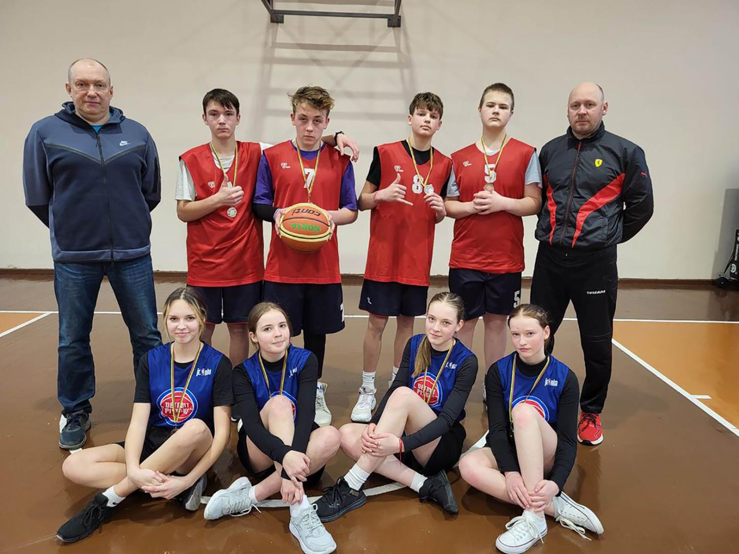 Krepšinio 3x3 zoninėse varžybose / Taujėnų ir Želvos gimnazijų komandos.