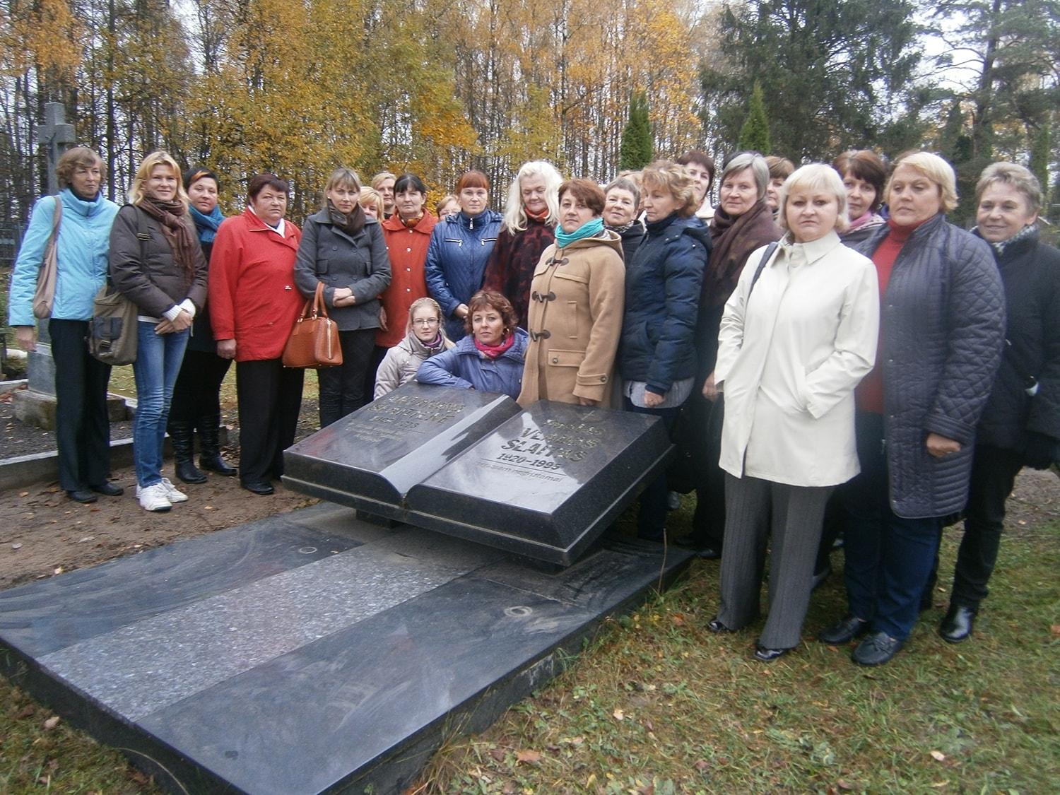 Laimėtas dar vienas projektas / Bibliotekininkai prie Vlado Šlaito mamos kapo Žemaitkiemyje.