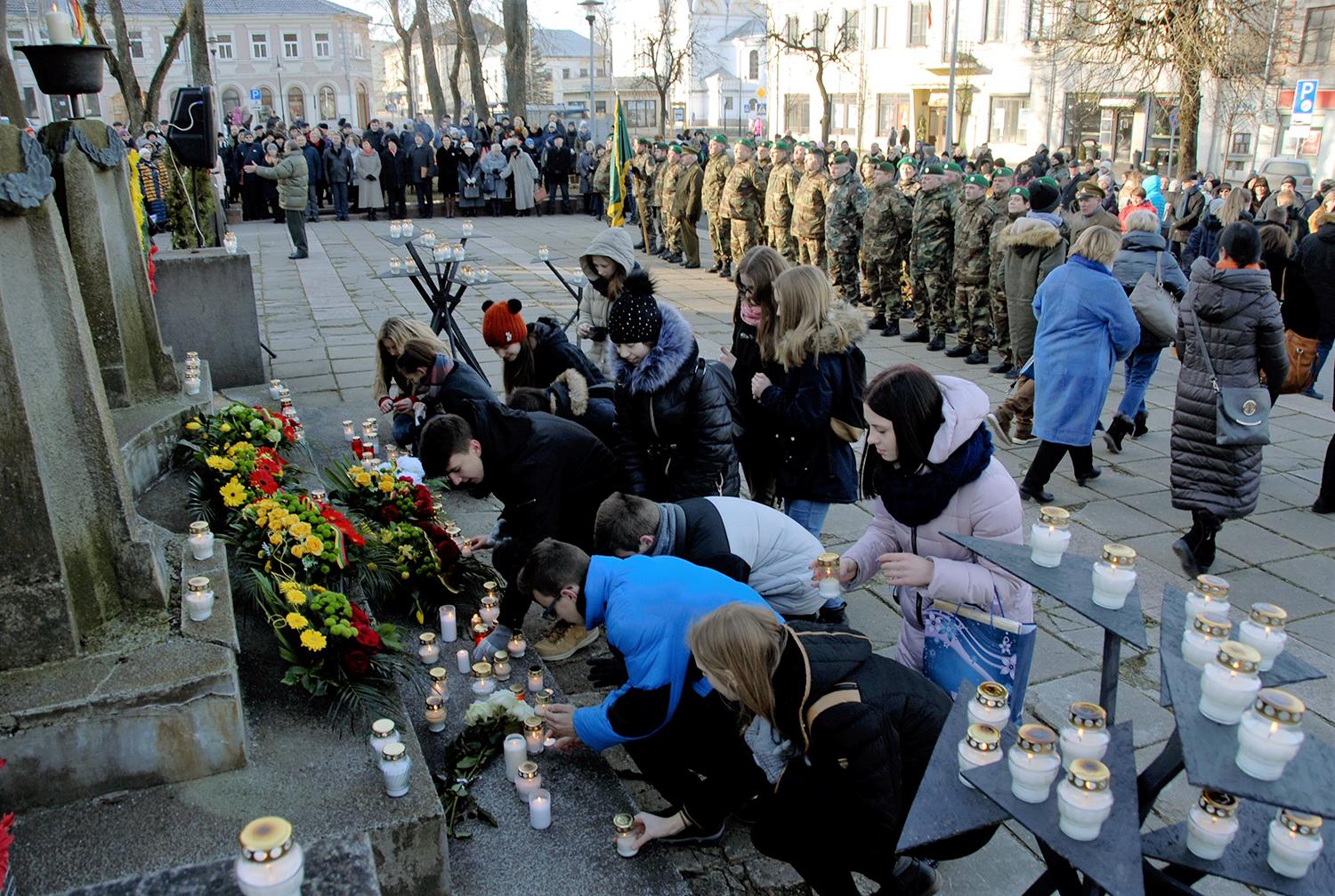 Laisvės gynėjų diena – kartu su ukrainiečiais / Moksleiviai deda žvakutes prie Laisvės paminklo. Gedimino Nemunaičio nuotr.