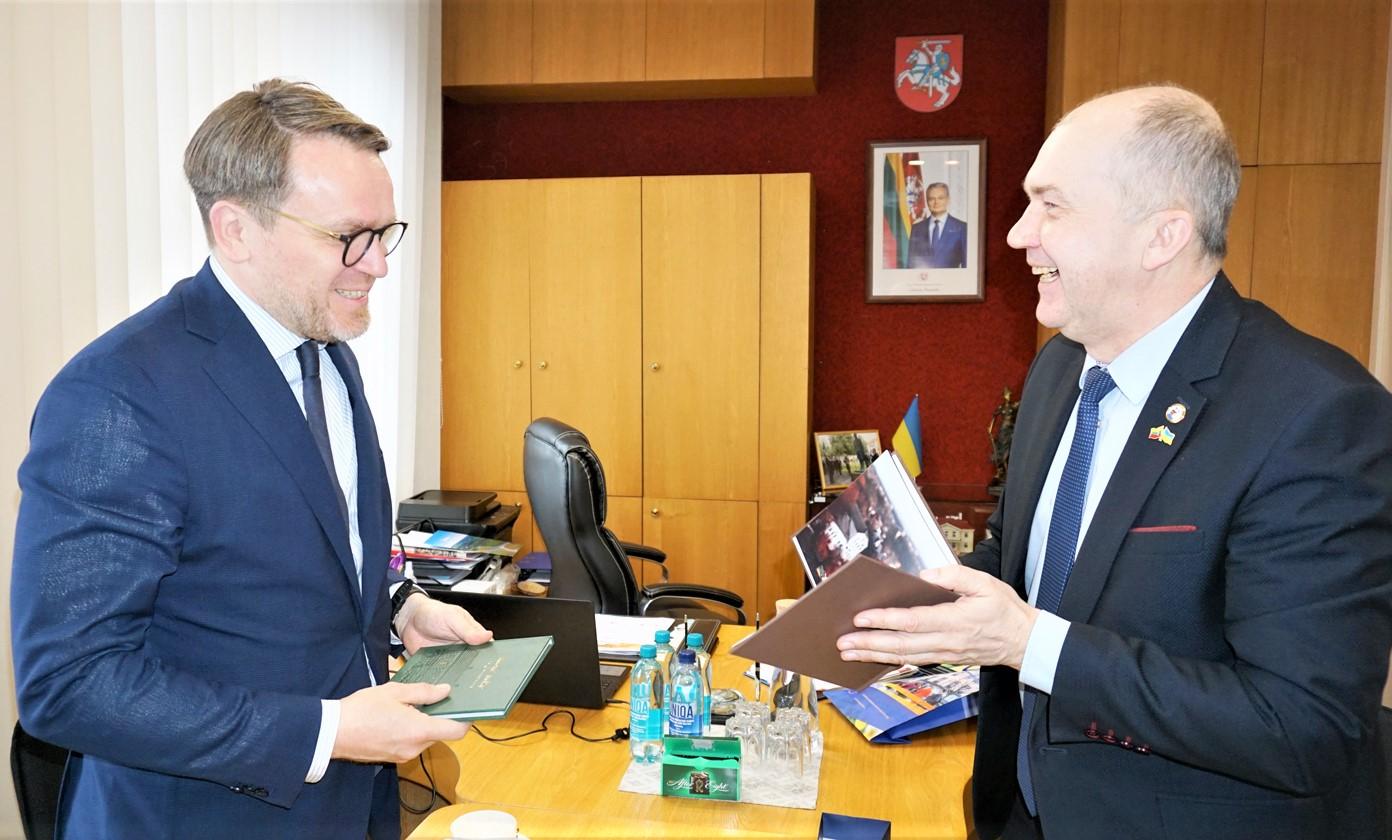 Lankėsi Europos Komisijos atstovybės Lietuvoje vadovas / R. Janickas įteikė M. Vaščegai simbolinę dovaną apie Ukmergę.