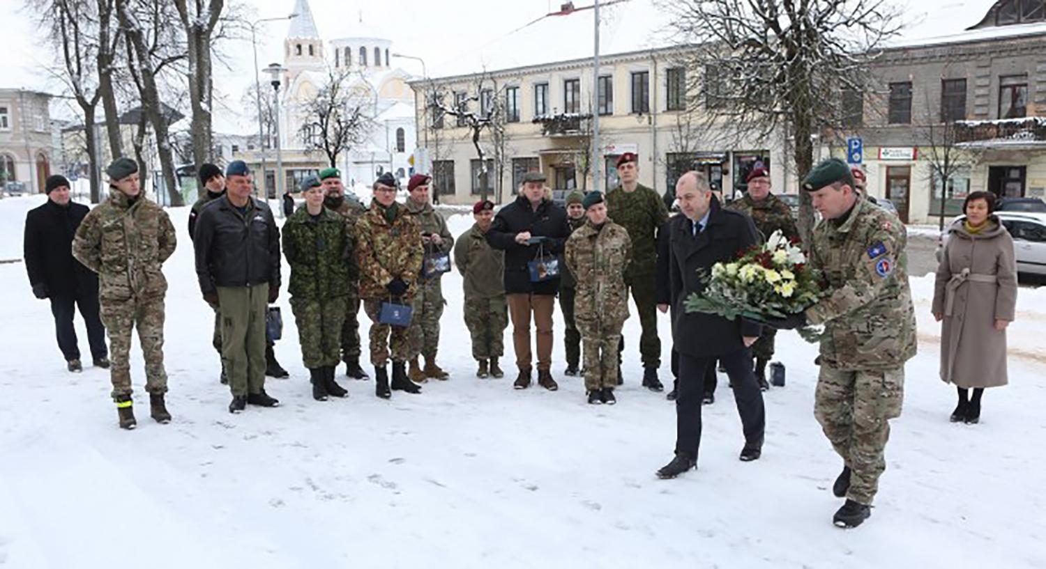 Lankėsi NATO pajėgų integravimo vieneto atstovai / Svečiai padėjo gėlių prie Laisvės paminklo.