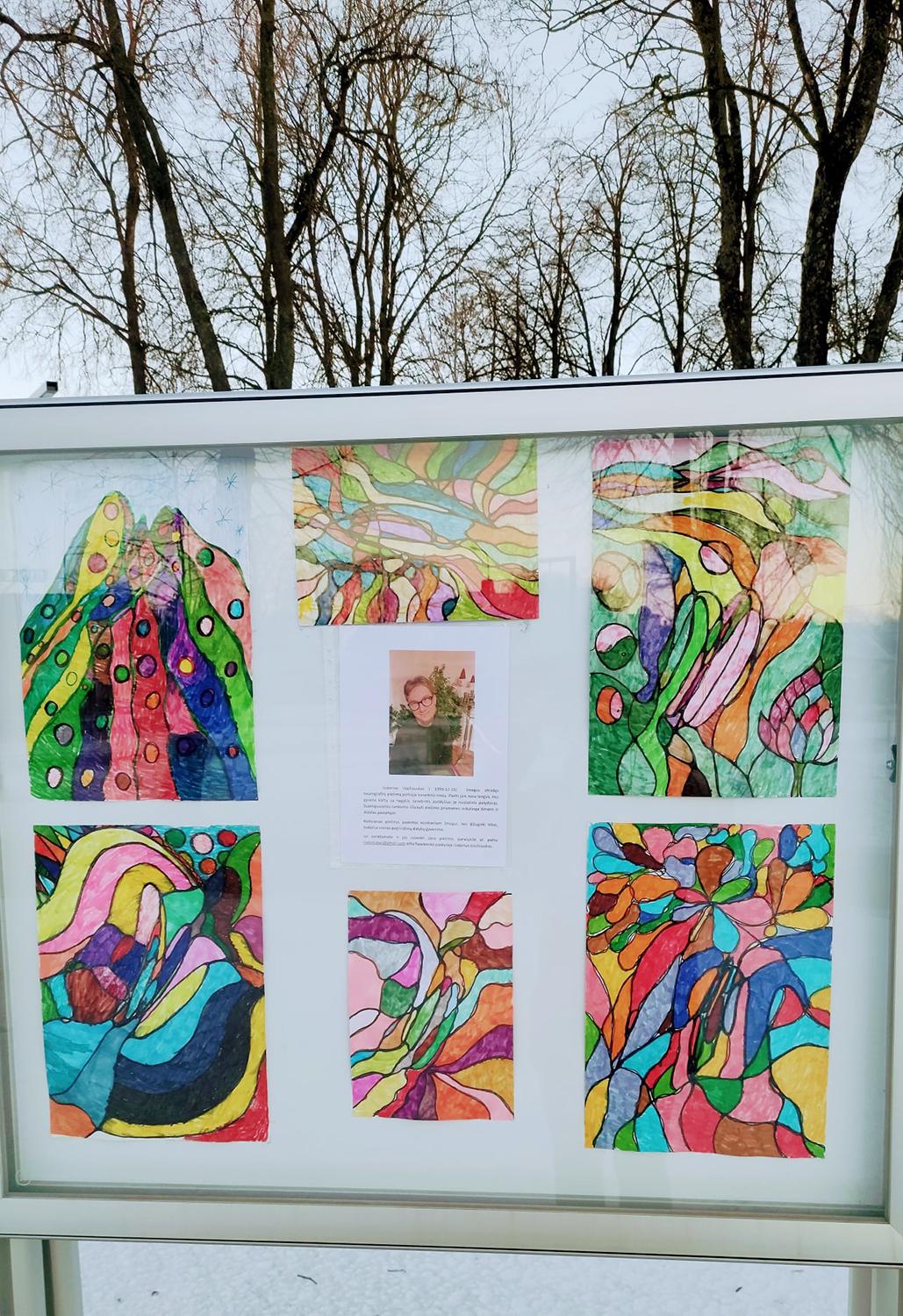 Lauko galerijoje – spalvinga ir jautri paroda / Kiekvienas piešinys skirtas konkrečiam žmogui.  Organizatorių nuotr.