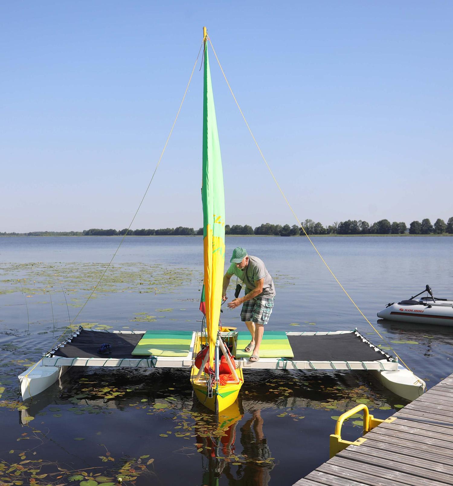 Lėno ežere varžėsi vandens sporto mylėtojai / Žiūrovai galėjo stebėti skirtingus laivus: nuo burlenčių iki katamaranų.  Dainiaus Vyto nuotr.