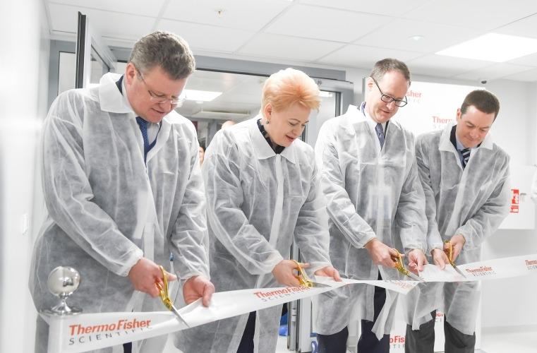 Lietuva pirmoji pasaulyje pradeda kurti unikalų vėžio gydymą / Prezidentė atidaro naują „Thermo Fisher Scientific“ laboratoriją. LR Prezidento kanceliarijos nuotraukos/ R. Dačkus