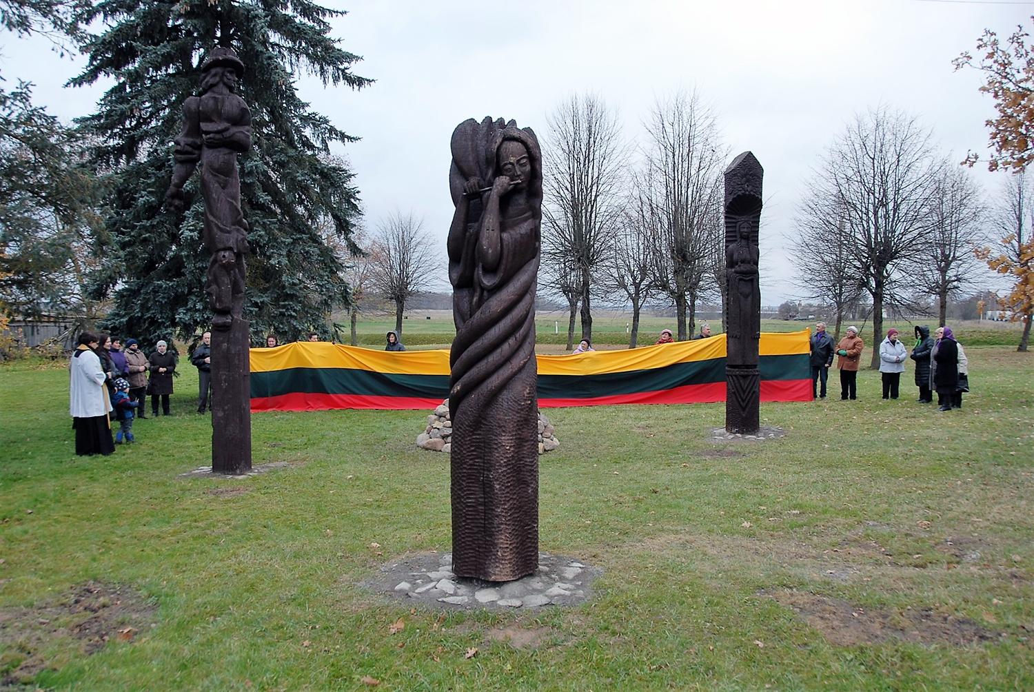 Lietuvai – skulptūros ir žygis / Viena iš dovanų Lietuvai 100-mečio proga – Liaušiuose atsiradęs skulptūrų skverelis. Gedimino Nemunaičio nuotr.