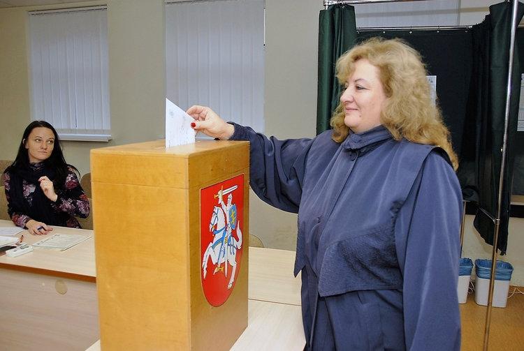 Lietuvoje jau prasidėjo Seimo rinkimai / Išankstiniuose rinkimuose Ukmergės rajono savivaldybėje pirmą dieną dalyvavo 257 žmonės. Gedimino Nemunaičio nuotr.