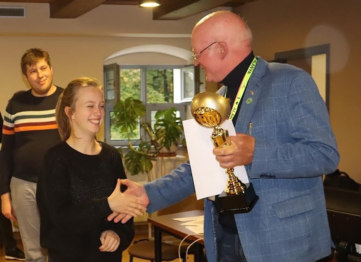 Lietuvos garbę gins Pasaulio šachmatų čempionate / Agnė Mickūnaitė atsiima dar vieną prizą.