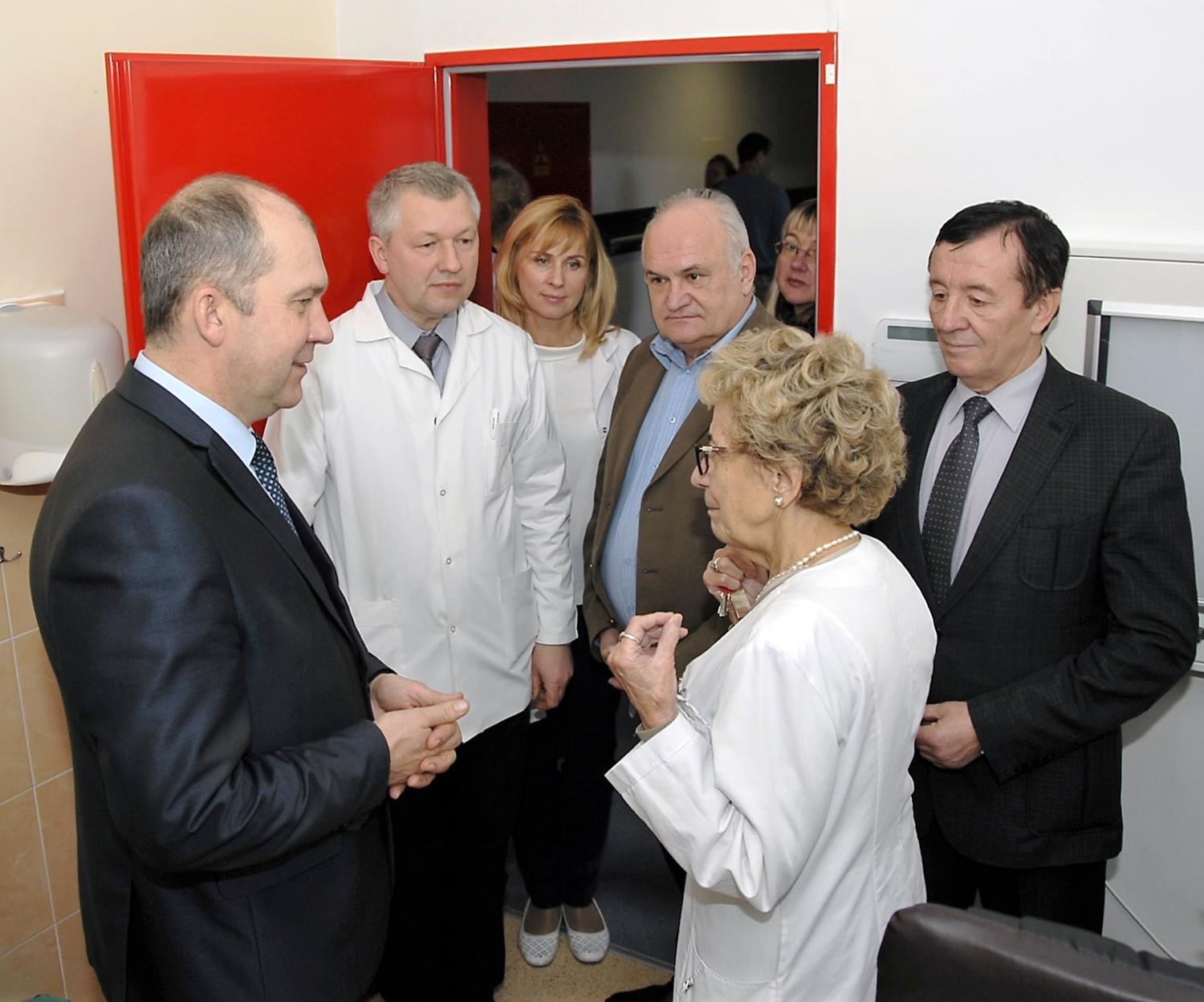 Ligoninėje baigtas remontas / Rajono vadovai apsilankė atsinaujinusiame Radiologijos skyriuje. Gedimino Nemunaičio nuotr.