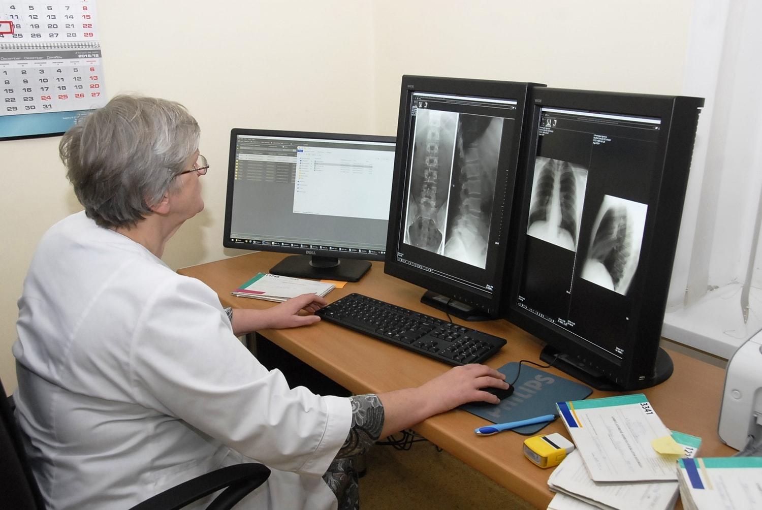 Ligoninės Radiologijos skyriuje – nauja įranga / Gedimino Nemunaičio nuotr. Kompiuterinė gydytojo radiologo darbo vieta.