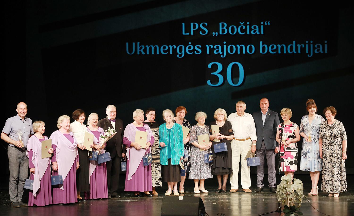 LPS Ukmergės rajono „Bočių“ bendrija šventė 30-metį / Aktyviausiems „Bočiams“ rajono vadovai įteikė padėkas. Dainiaus Vyto nuotr.
