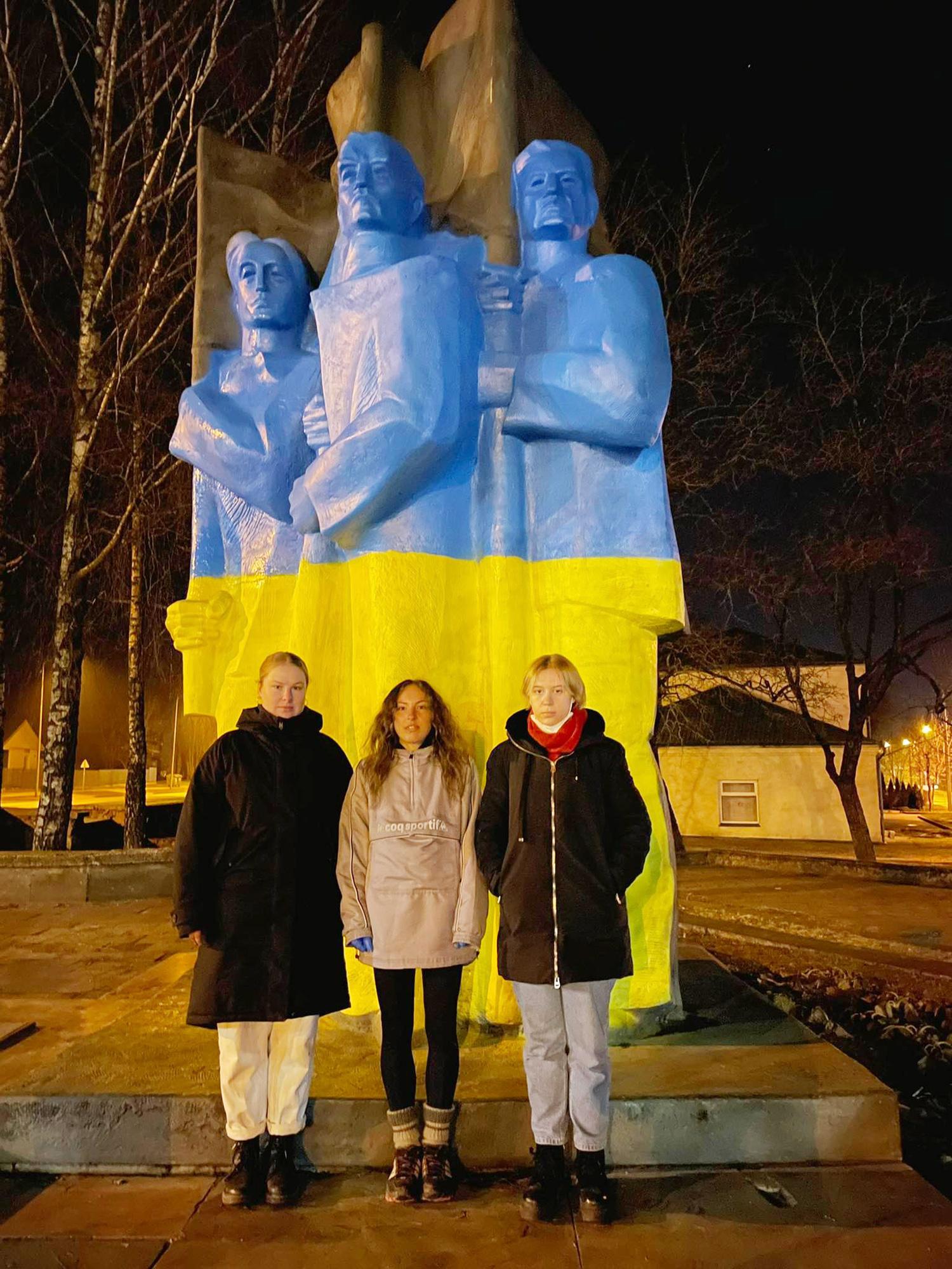 Menininkė išreiškė palaikymą Ukrainai / Deimantė Vilkelytė (viduryje) su idėją įgyvendinti padėjusiomis draugėmis Egle ir Auguste.