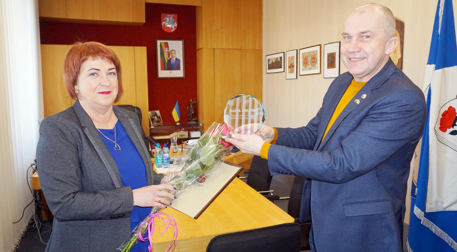 „Metų specialisto“ apdovanojimą pelniusiai ukmergiškei – padėka / Apdovanojimą D. Lukšienei  įteikė Ukmergės rajono meras Rolandas Janickas.