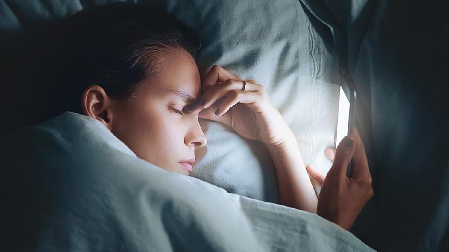 Miegui kenkia karantinas ir išmanieji telefonai /