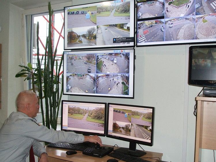 Mieste jau veikia stebėjimo kameros / Su naująja įranga supažindino policijos komisariato viršininkas Mindaugas Petrauskas. Autorės nuotr.