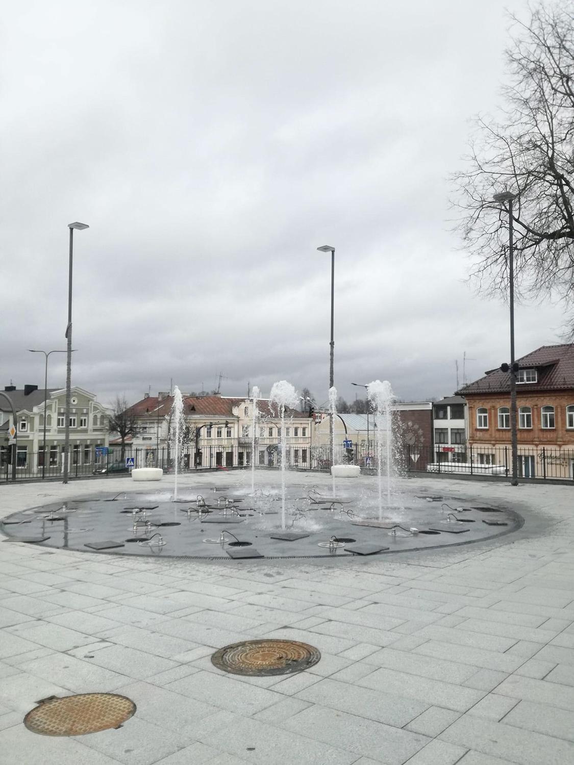 Miesto centre ištryško fontanas / Ukmergiškiai nekantriai laukia fontano.