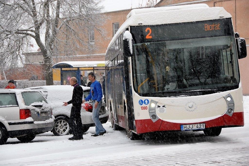 Miesto centre kliudė autobusą / Miesto centre kliudė autobusą. Gedimino Nemunaičio nuotr.