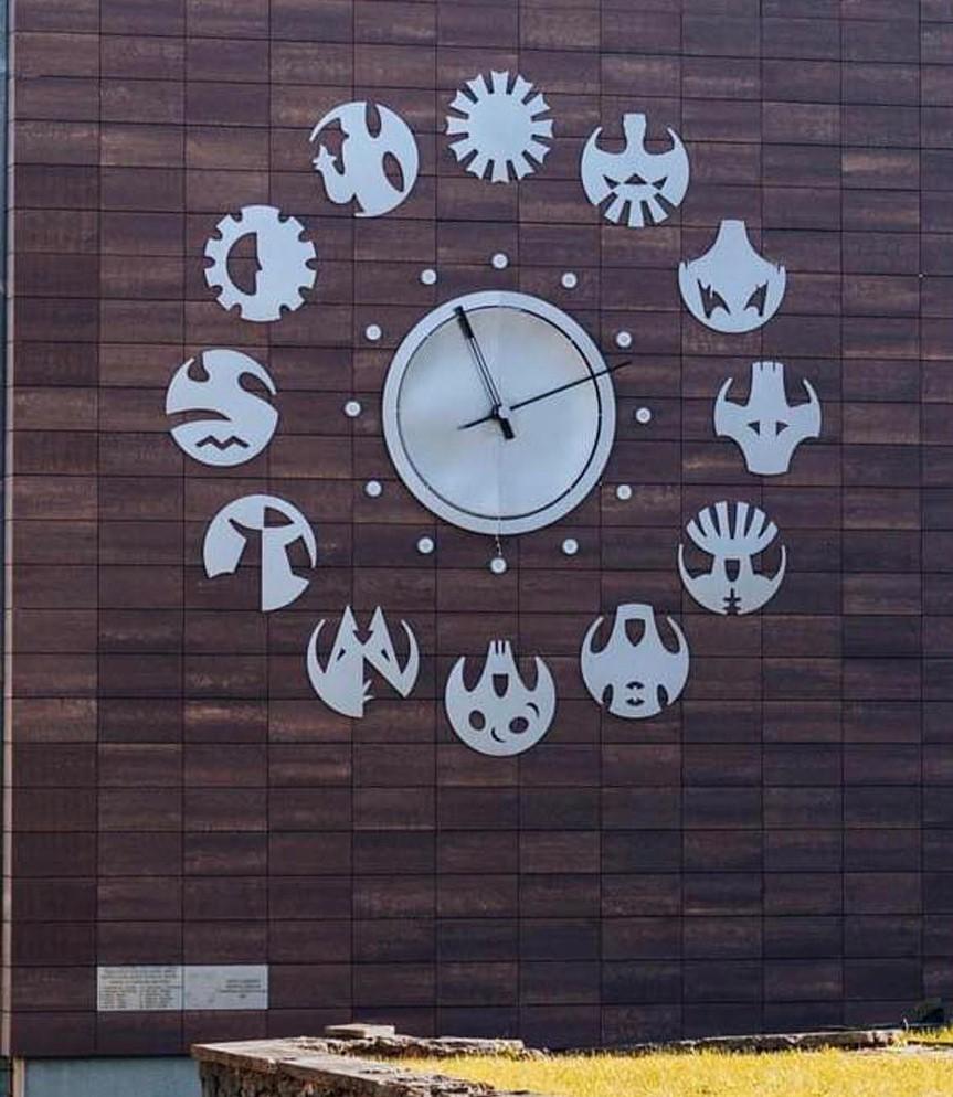 Miesto laikrodžiais geriau nepasikliauti – laiką rodo netikslų / Išskirtinio dizaino laikrodis su baltų dievų simboliais matomas ir naktį.