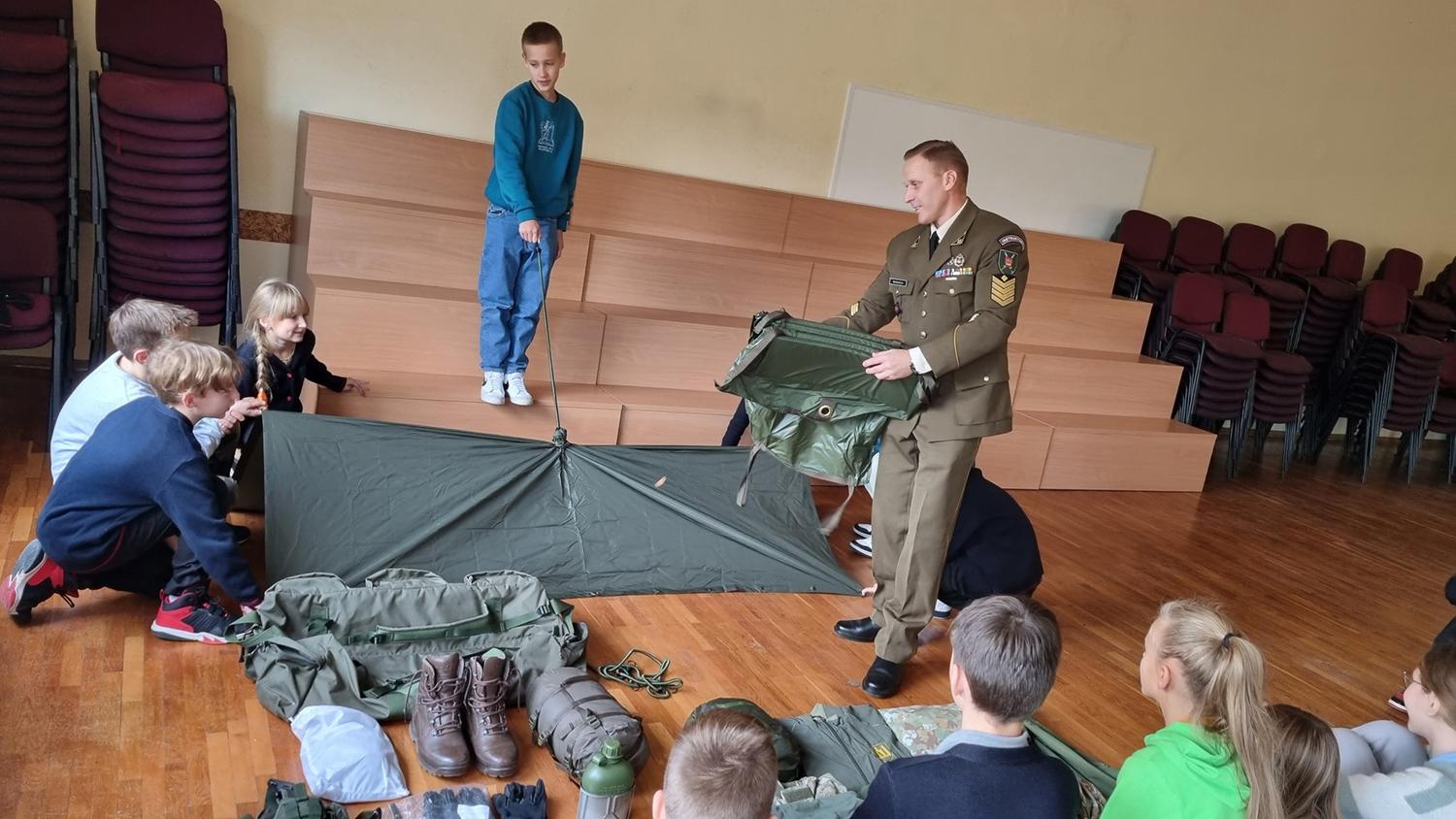 Mokiniams papasakojo apie kario profesiją / Progimnazijoje lankėsi Lietuvos kariuomenės Sausumos pajėgų atstovas Tomas Rutavičius.