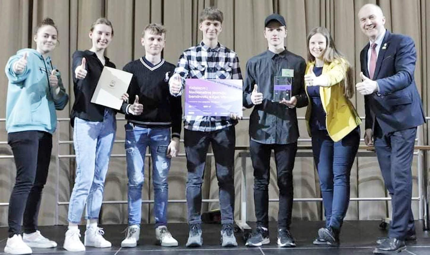 Moksleivių bendrovės pristatė savo gaminius / Jono Basanavičiaus gimnazijos bendrovė laimėjo I vietą. Mokinius pasveikino rajono meras Rolandas Janickas.
