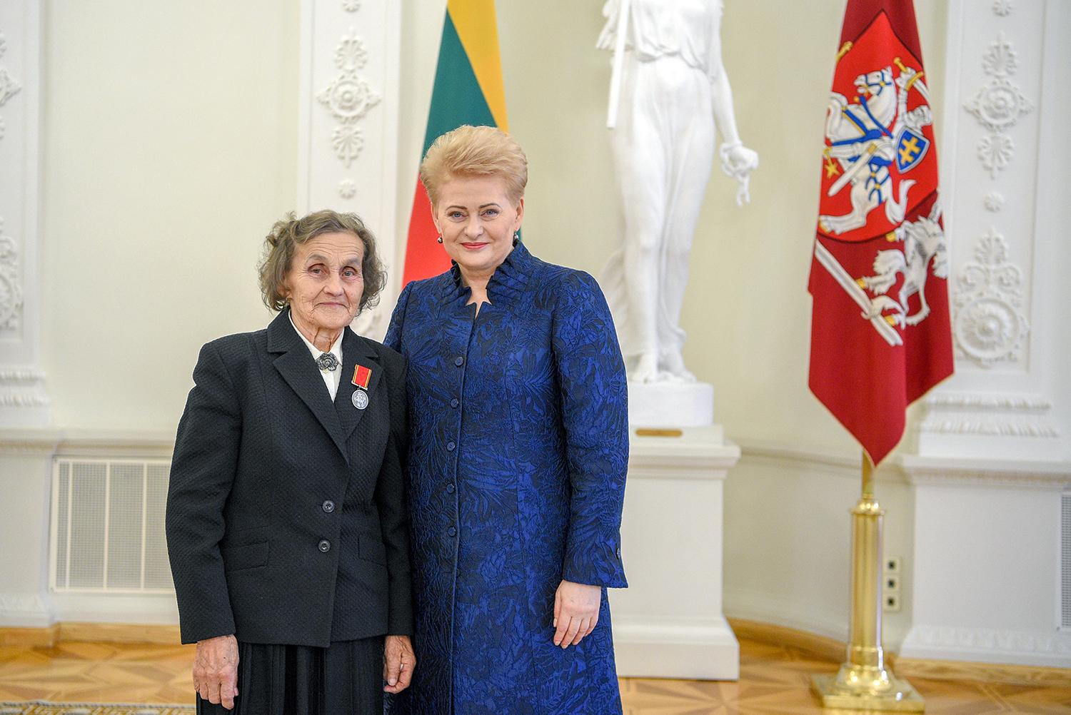 Motinišką meilę atidavė penkioms dukroms / Šalies Prezidentė Dalia Grybauskaitė apdovanojo ukmergiškę V. Kadelskienę. Roberto Dačkaus nuotr.