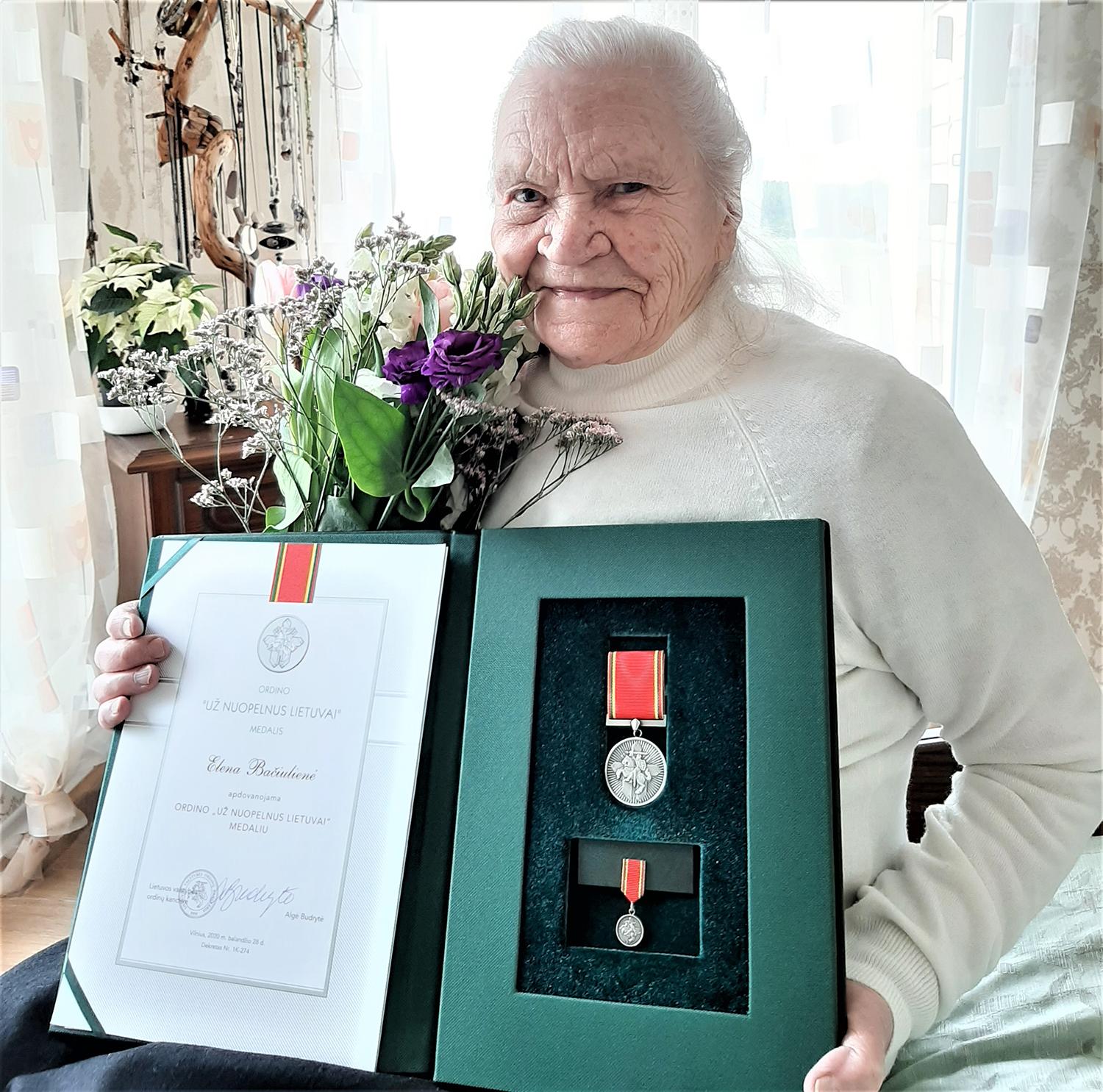 Motinos dienos proga – garbingas apdovanojimas / Ordino „Už nuopelnus Lietuvai“ medaliu apdovanota ukmergiškė Elena Bačiulienė.   Asmeninio archyvo nuotr.