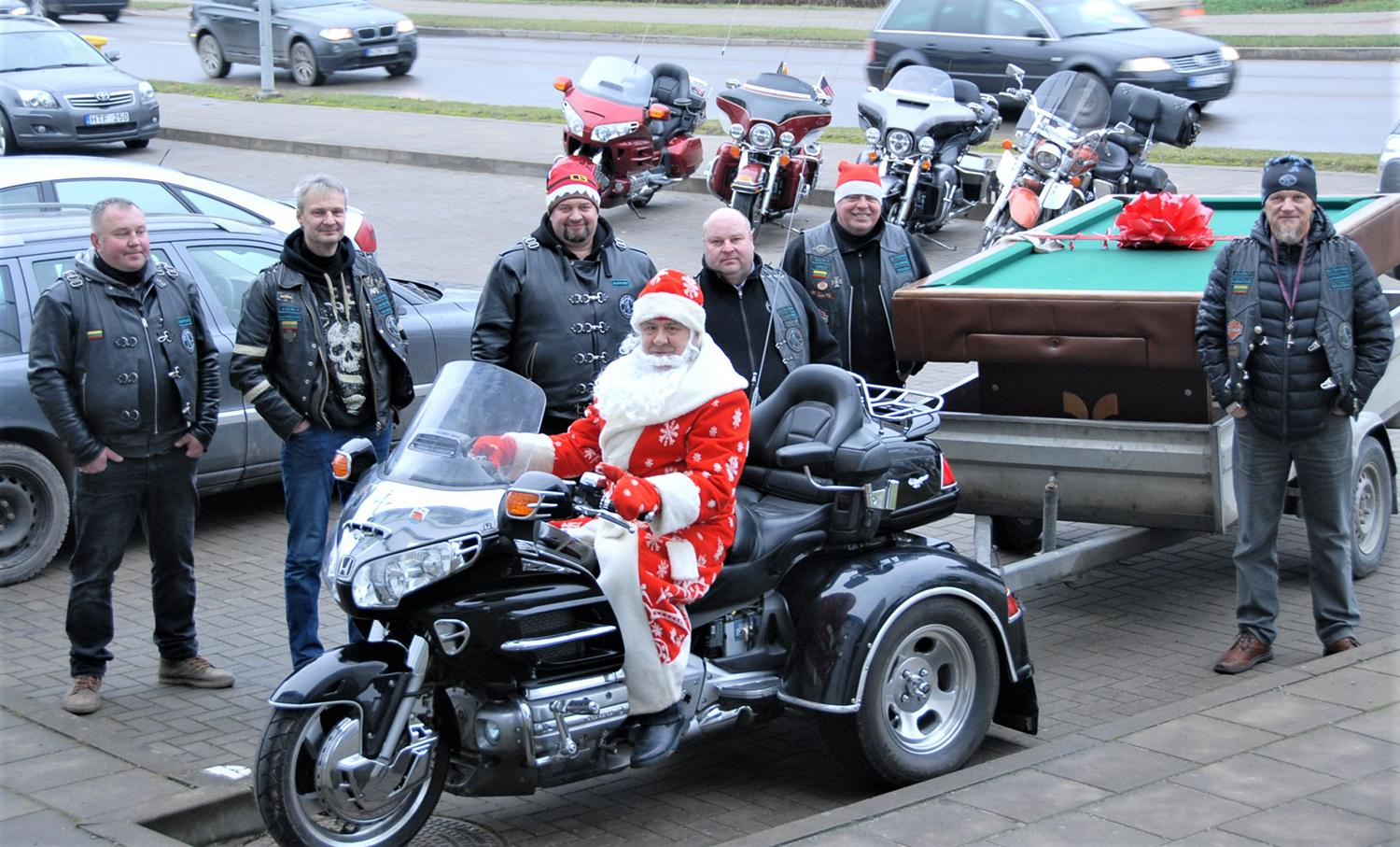 Motociklininkų dovana – nakvynės namų gyventojams / Gedimino Nemunaičio nuotr. Biliardo stalą Kalėdų Senelis vežė prie triračio motociklo prikabintoje priekaboje.