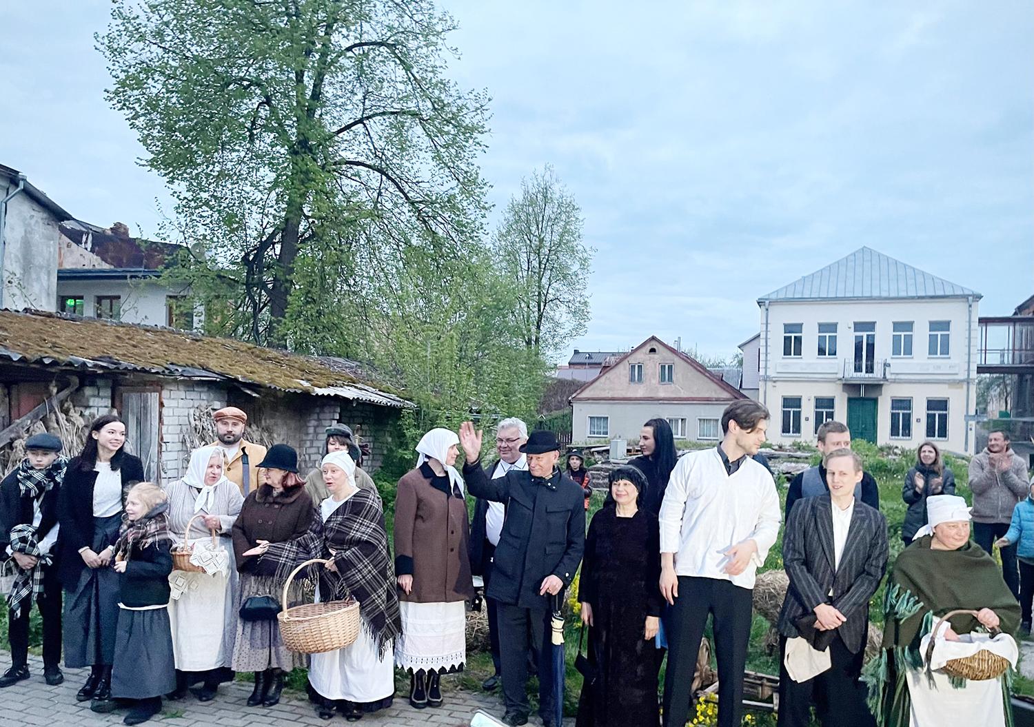 Muziejų naktis sutraukė šimtus lankytojų / Teatralai Ukmergės senamiestį pristatė per tarpukario žmonių istorijas.  Benitos Kaselytės nuotr.