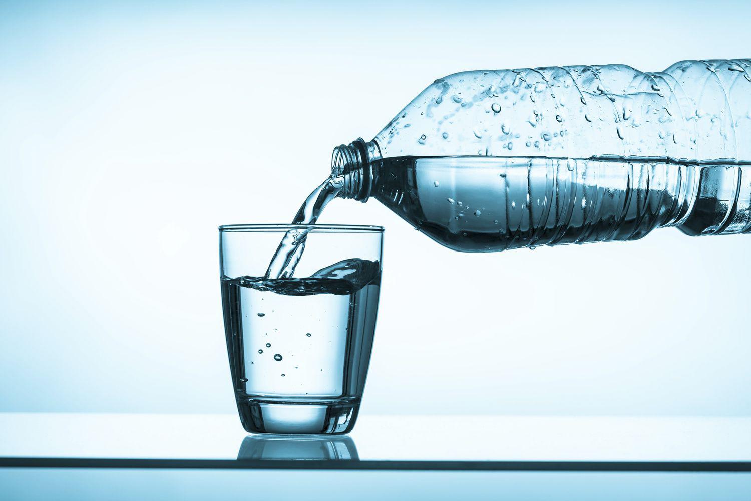 Nepamirškite gerti vandens. Tačiau kiek jo reikia išgerti iš tikrųjų? /