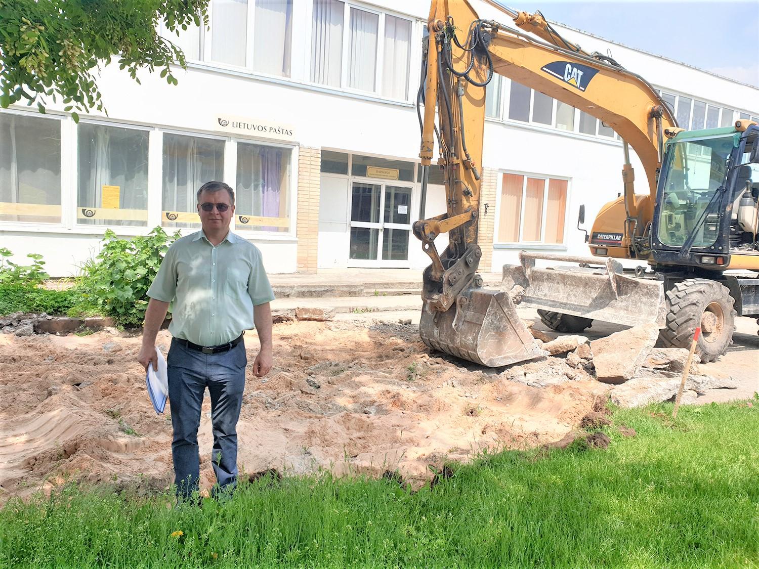 Nori atgaivinti pavyzdinės gyvenvietės veidą / Algirdų aikštės rekonstrukcijos darbų projekto vadovas  – Deltuvos seniūnas G. Radzevičius.  Autorės nuotr.
