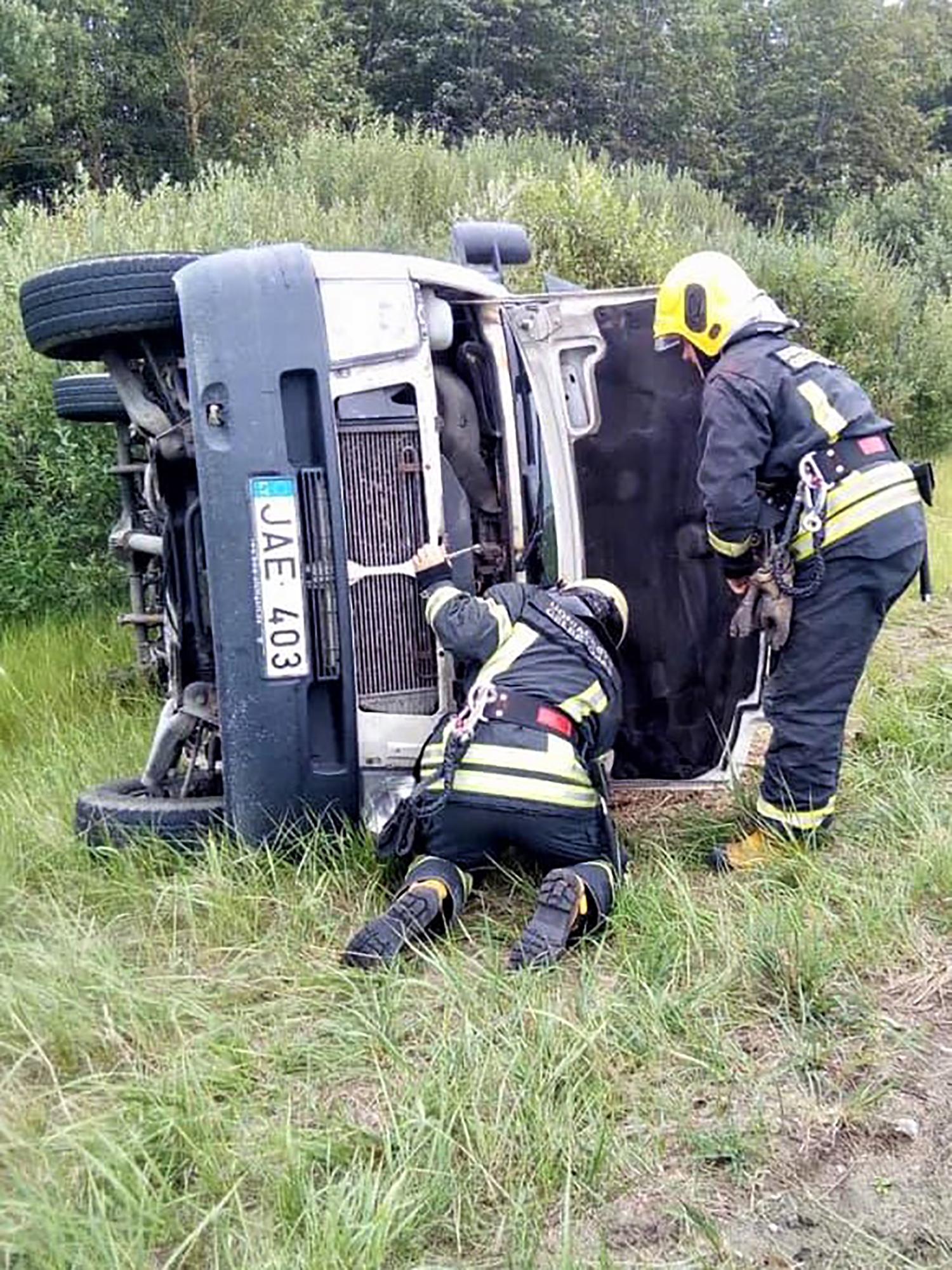 Nuo kelio nuskriejo mikroautobusas / Automobilį vadavo priešgaisrinės gelbėjimo tarnybos gelbėtojai. PGT nuotr.
