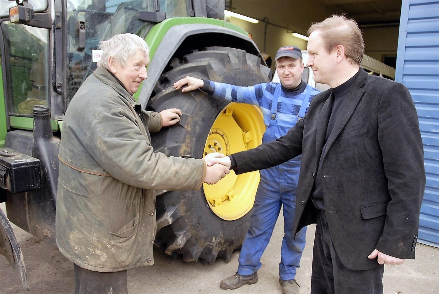 Padangas keičia ir traktoriams / Ūkininkas Steponas spaudė ranką „Optima 13 Auto“ direktoriui Sauliui Varžgaliui ir montuotojui Sigitui. Gedimino Nemunaičio nuotr.
