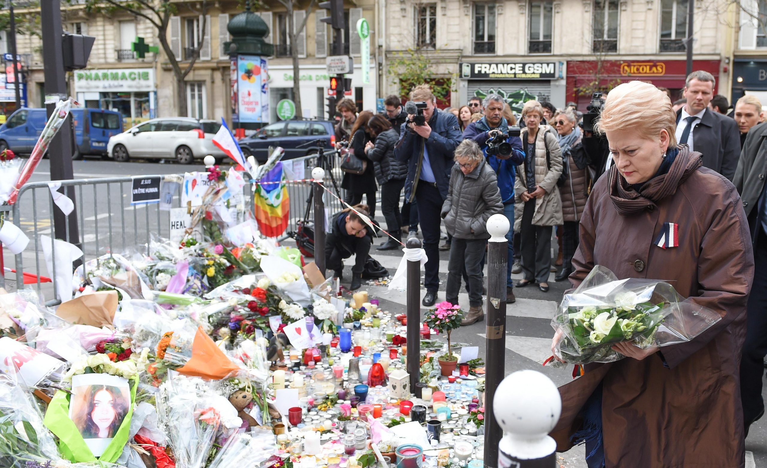 Pagerbė penktadienį Prancūzijos sostinėje įvykdytų teroro išpuolių aukas / Dalia Grybauskaitė
