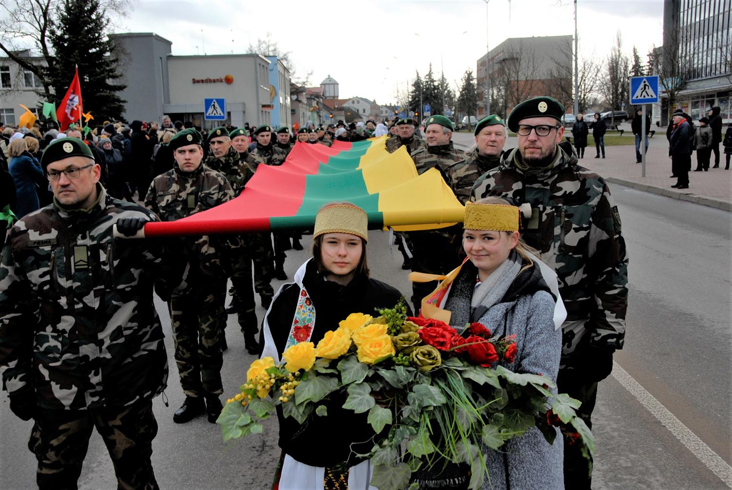 Paminėjome nepriklausomos Lietuvos 30-ąjį jubiliejų / Gedimino Nemunaičio nuotr. Iki Laisvės paminklo nešta didžiulė vėliava.