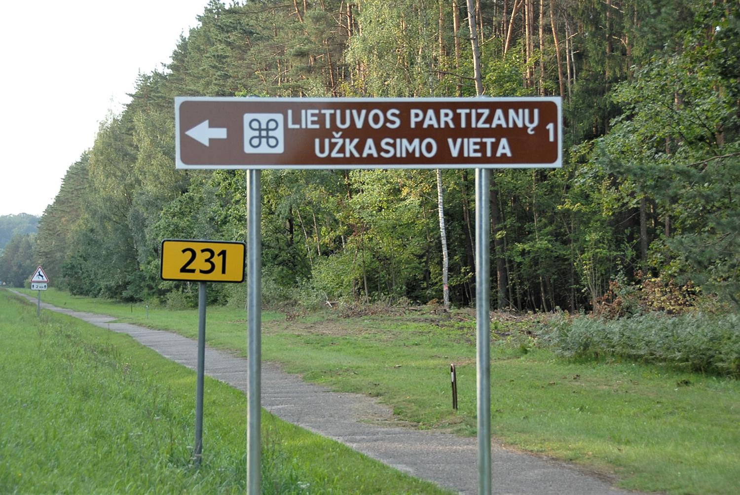 Papiktino atmintinos vietos pavadinimas / Gedimino Nemunaičio nuotr. Naujas kelio ženklas žymi dramatiško istorinio laikmečio įvykius.